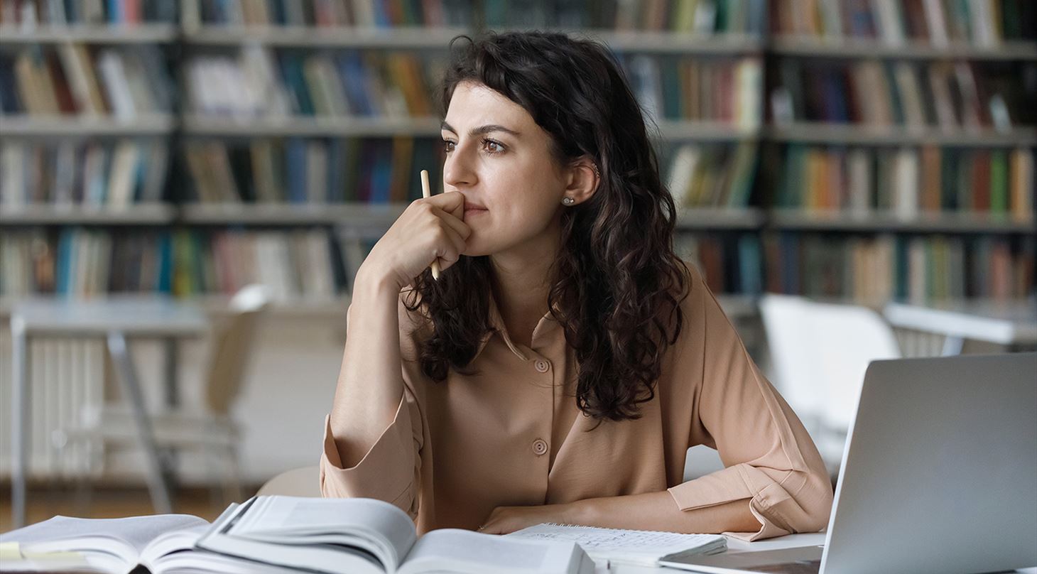 Billede af kvinde, der sidder og arbejder foran sin computer